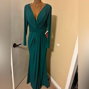This dress has so much stretch. Size 8 but can fit an 8 or 10!